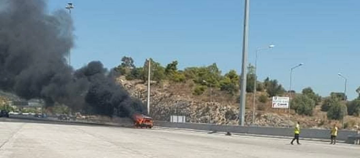 Αυτοκίνητο «τυλίχθηκε» στις φλόγες στην Εθνική Αθηνών - Κορίνθου (βίντεο)